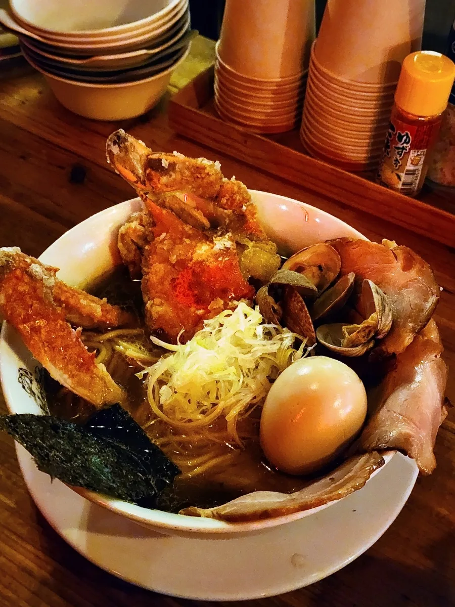 揚げたカニとアサリのラーメン