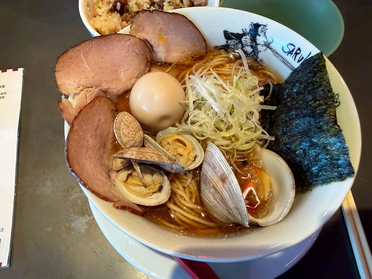 SARUKAME — アサリとチャーシューのラーメン