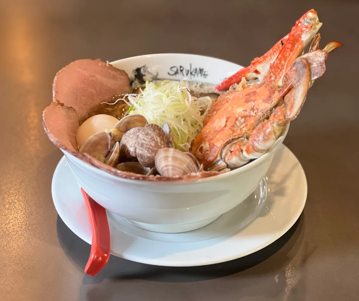 SARUKAME — カニとアサリをのせたラーメン