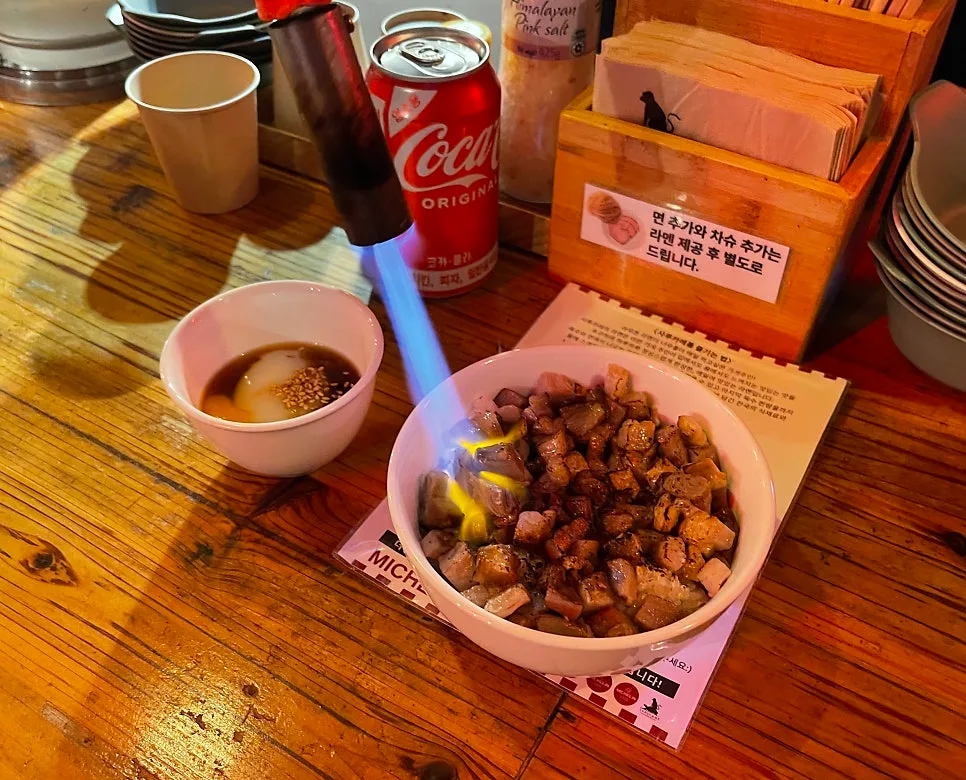 バーナーで炙られるスタミナ丼