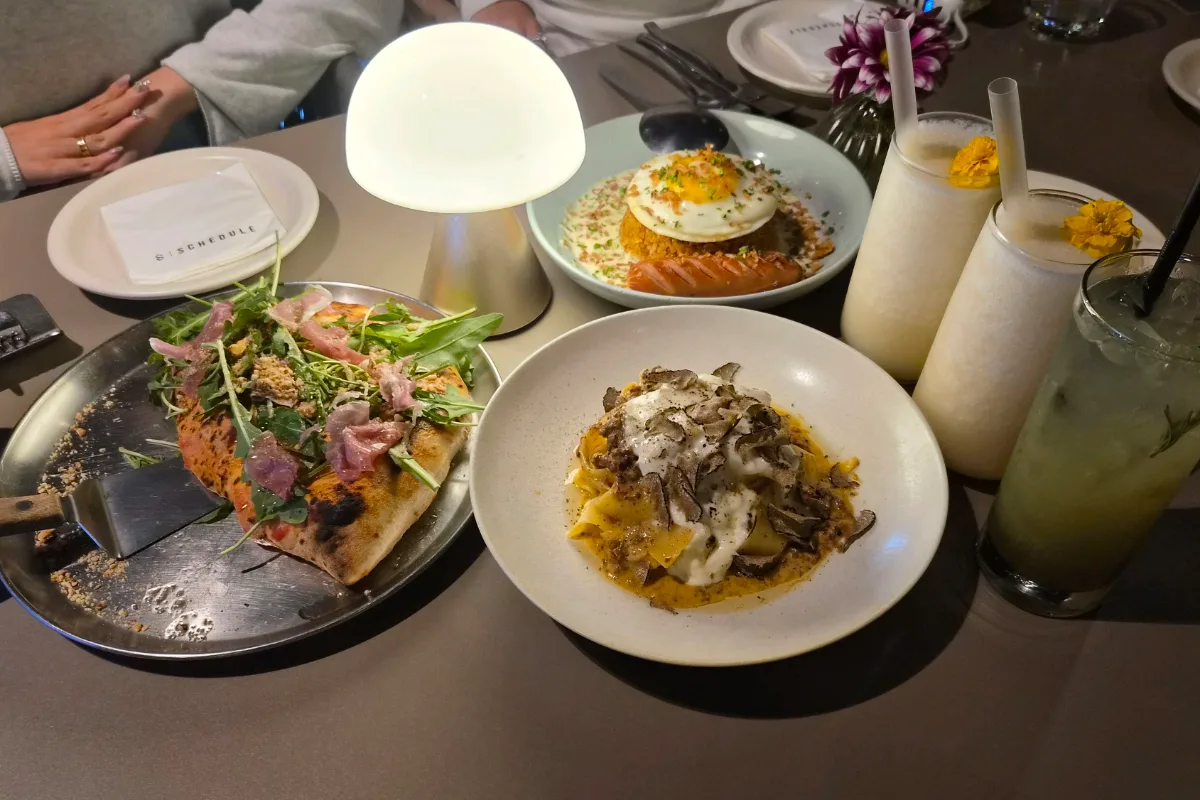 SCHEDULE 聖水店 — ピザとパスタが並ぶ食卓