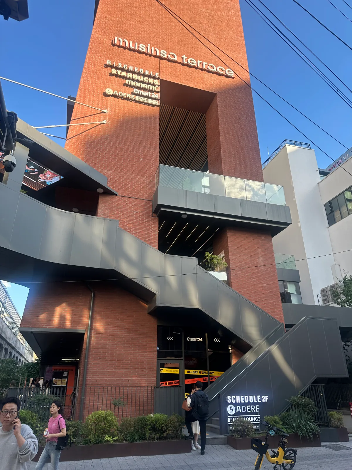 SCHEDULE 聖水店 — 赤レンガの建物と屋外階段