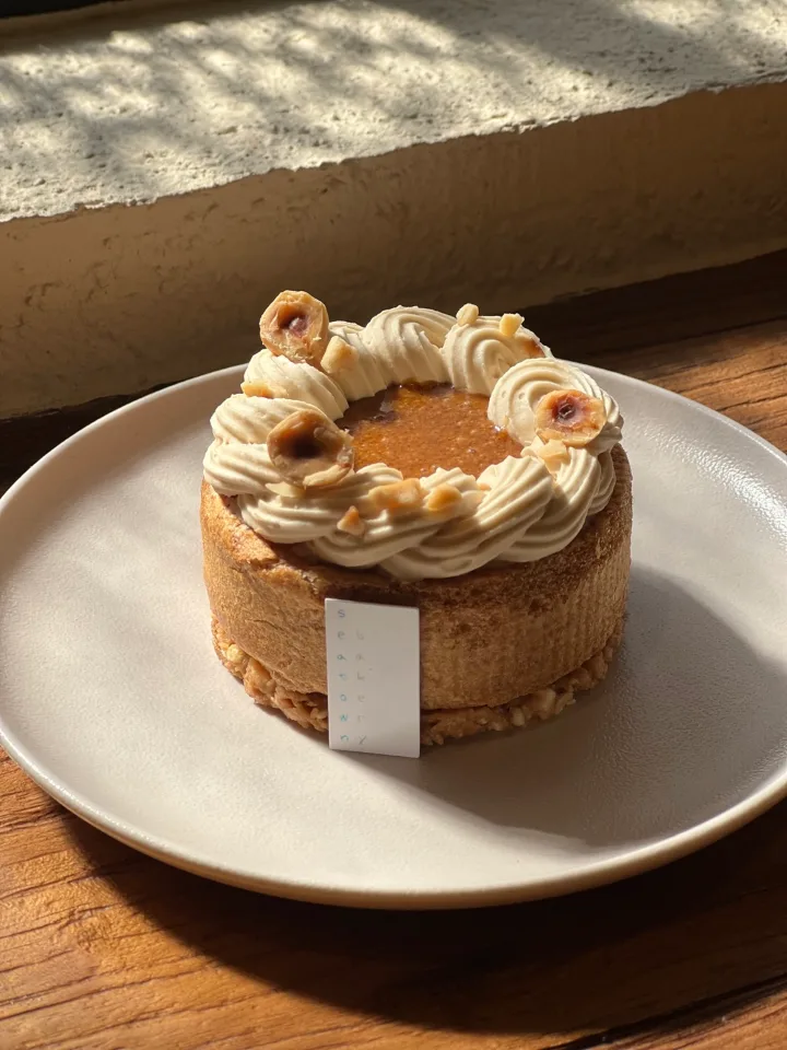 ヘーゼルナッツのクリームを絞ったパリ広安里