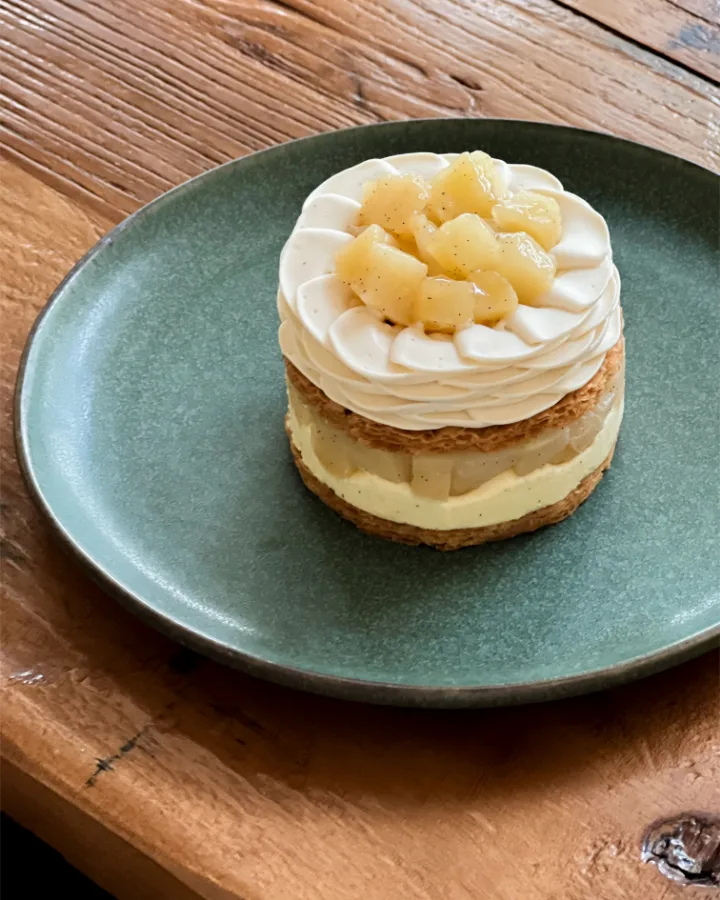 梨とりんごをのせた季節のケーキ