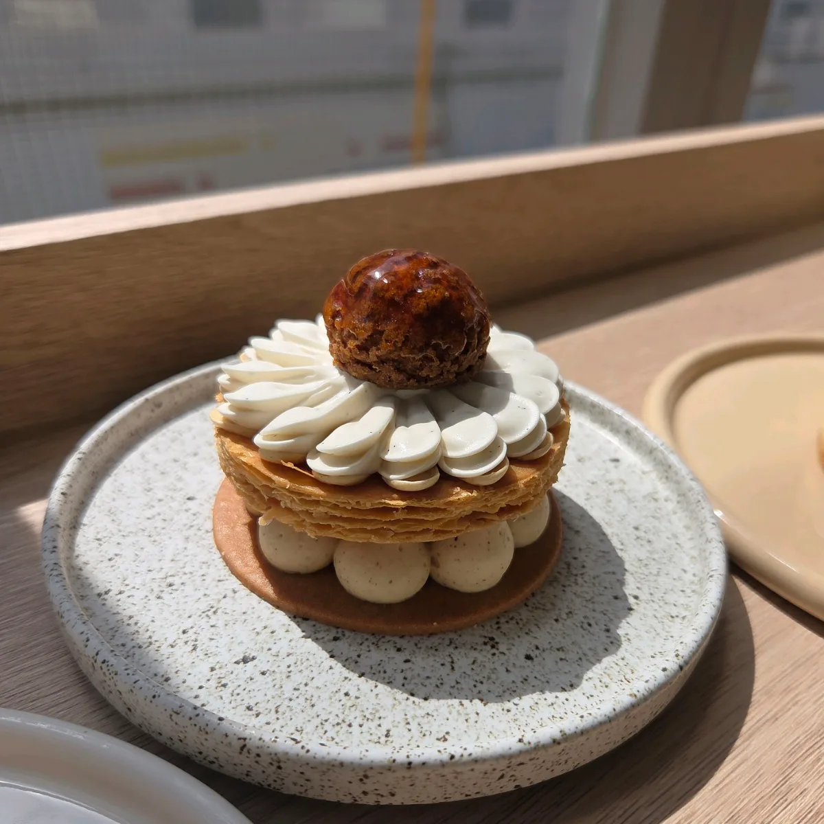 Seatown Bakery — シューをのせたクリームのパイ