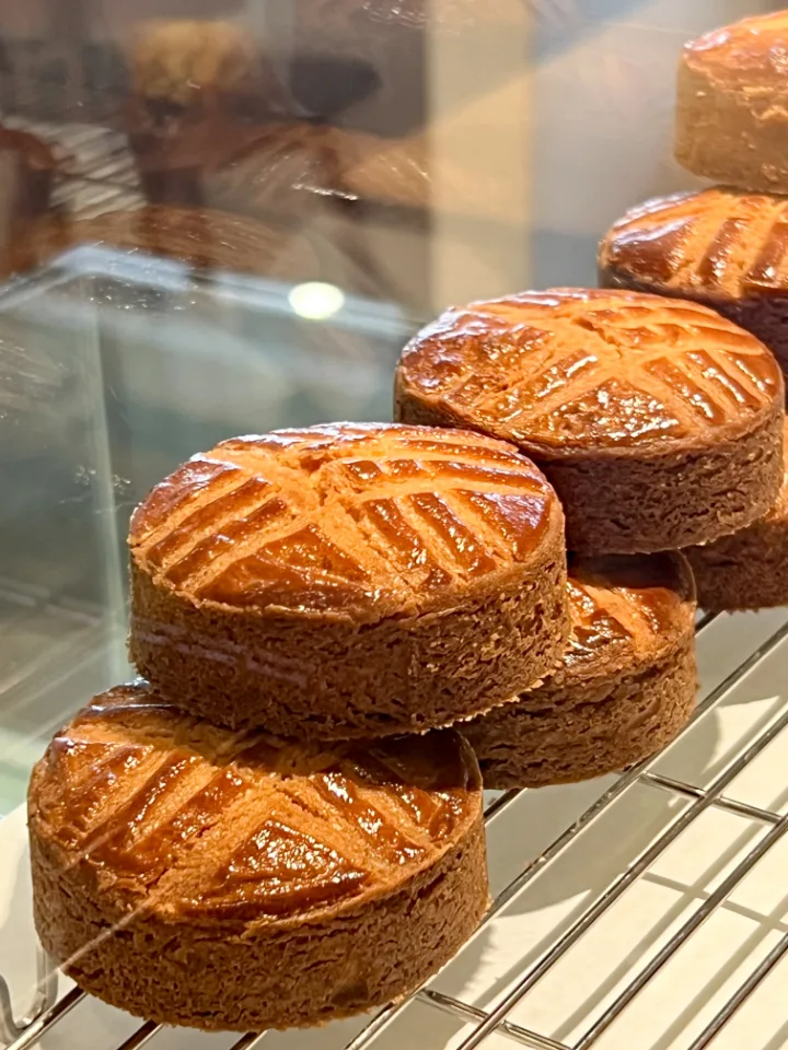Seatown Bakery — 網の上に並ぶガレット・ブルトンヌ