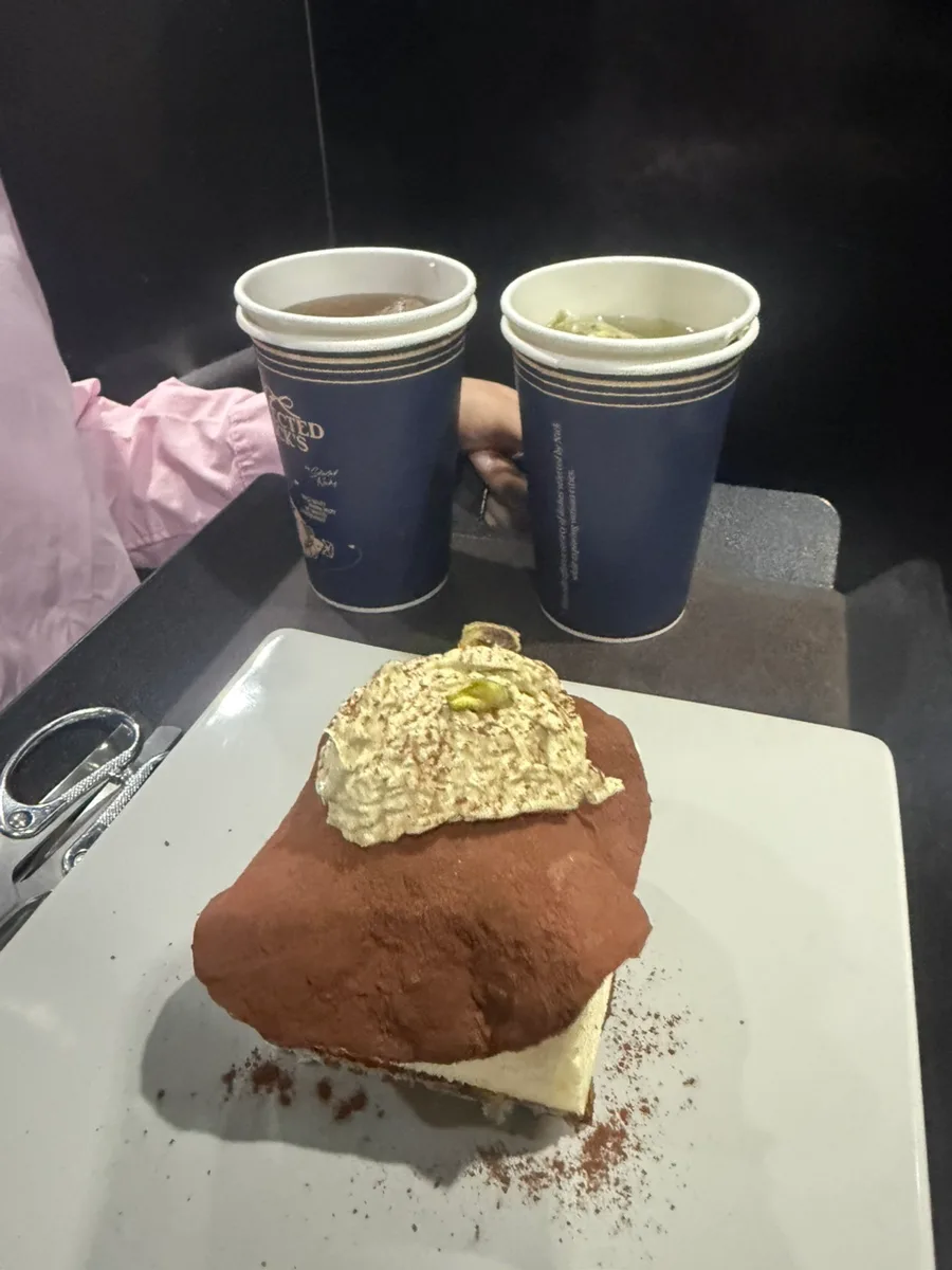 セレクテッドニックス — クリームをのせたティラミスと飲み物