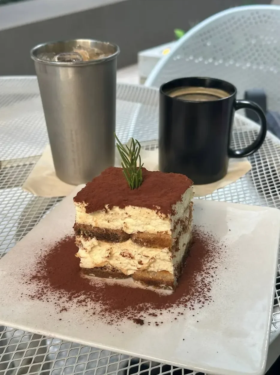 ココアをまとったティラミスとコーヒー