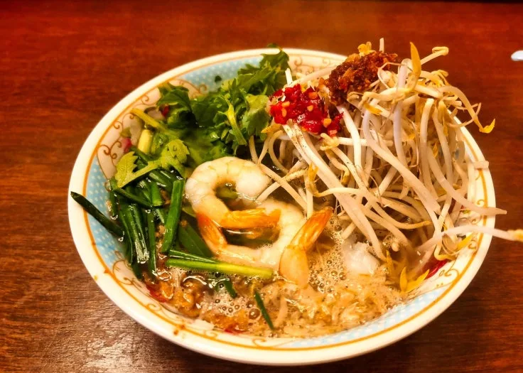 エビともやしをのせたスープ