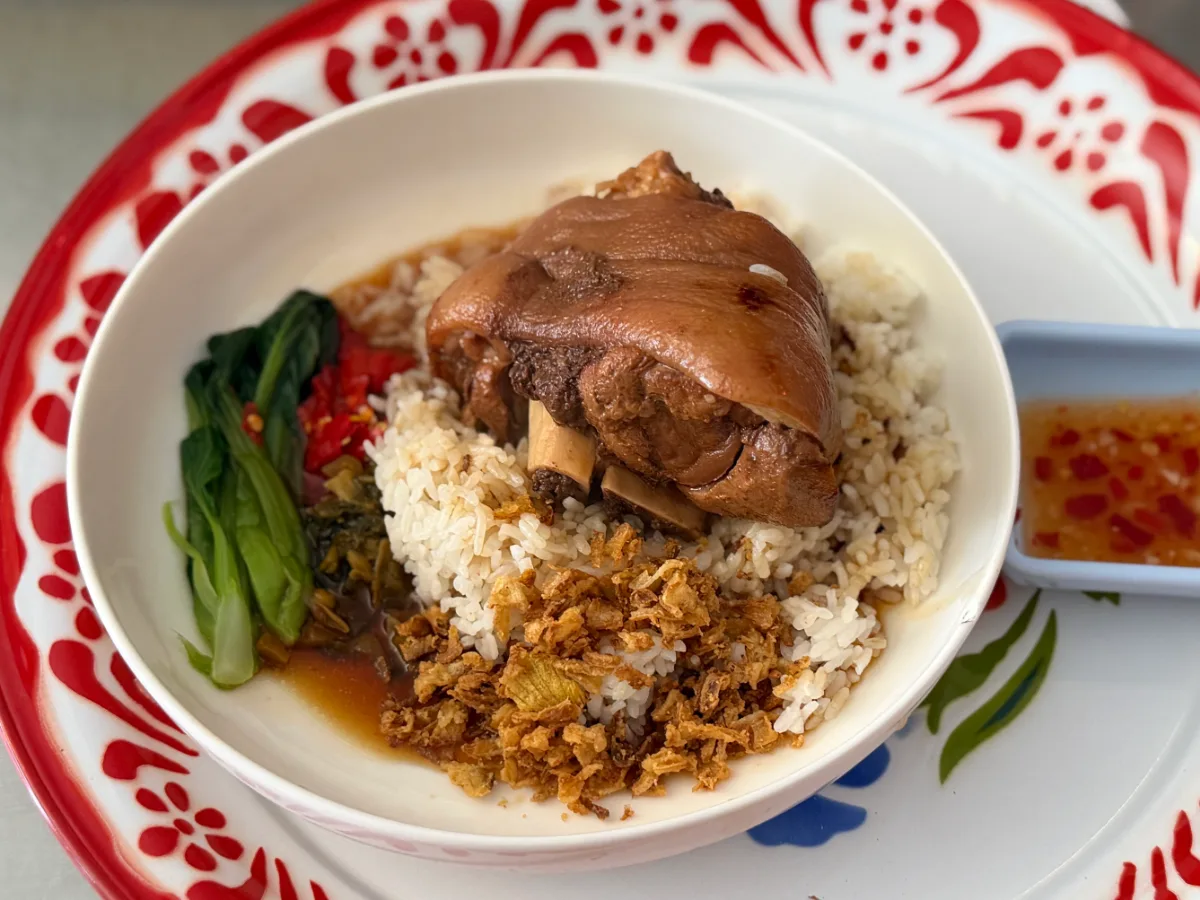 SEOBO — 豚足と青菜をのせたご飯