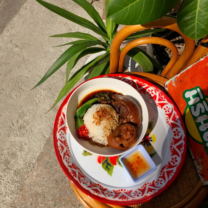 カオカームー（タイ風豚足煮込みご飯）