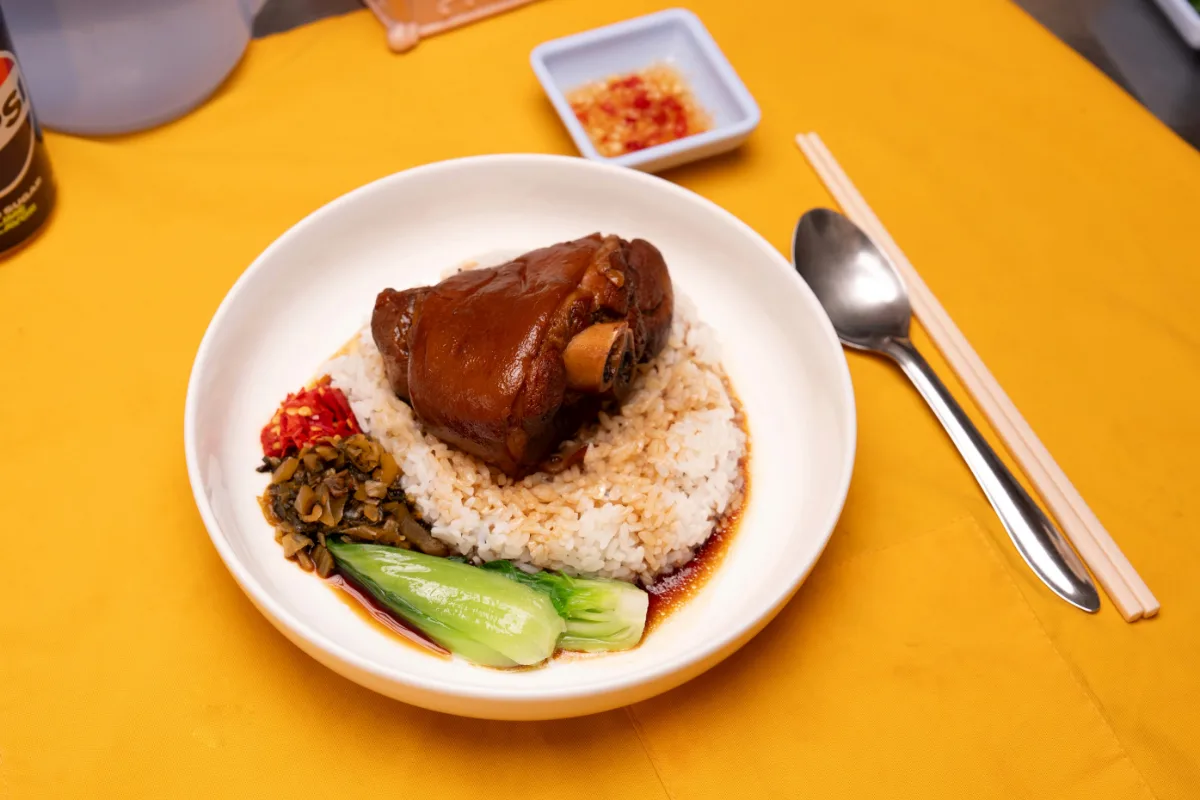 青梗菜を添えた豚足煮込みご飯