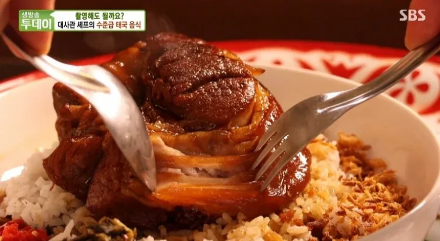 フォークでほぐれる豚足煮込みご飯(SBS『生放送トゥデイ』より)