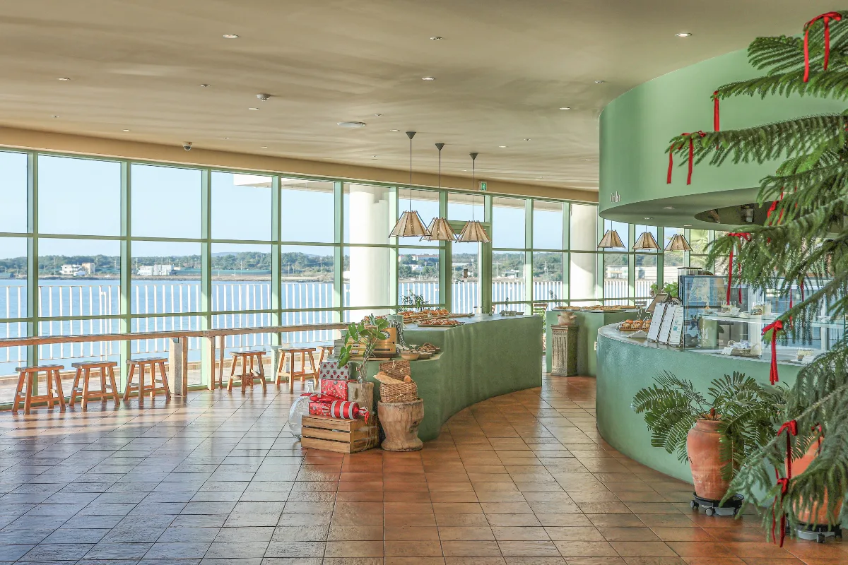 Seogwipean Bakery — 海を望む窓際席と緑のカウンター