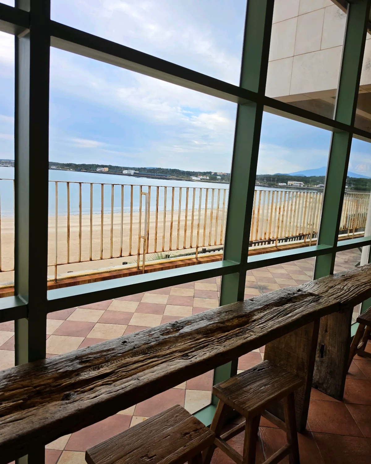 Seogwipean Bakery — 海を望む木のカウンター席