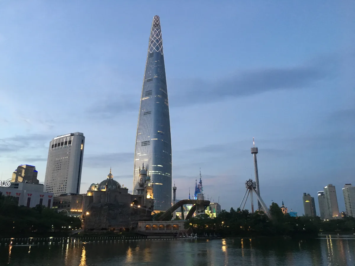 夕暮れの石村湖とロッテワールドタワー。ルミナリエ開催時の写真ではありません