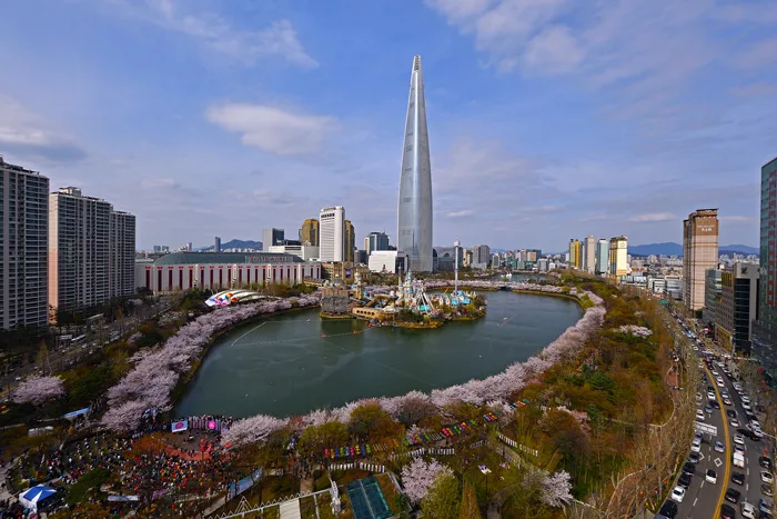 ロッテワールドタワーの足元で、湖のまわりを桜が囲む石村湖