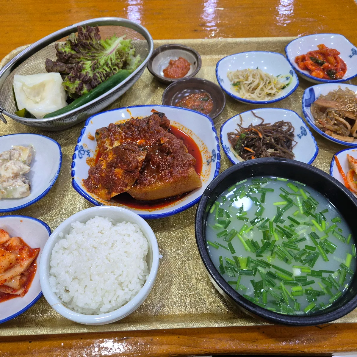 蟾津江シジミスープ — ニラ入りスープと煮付けの食卓