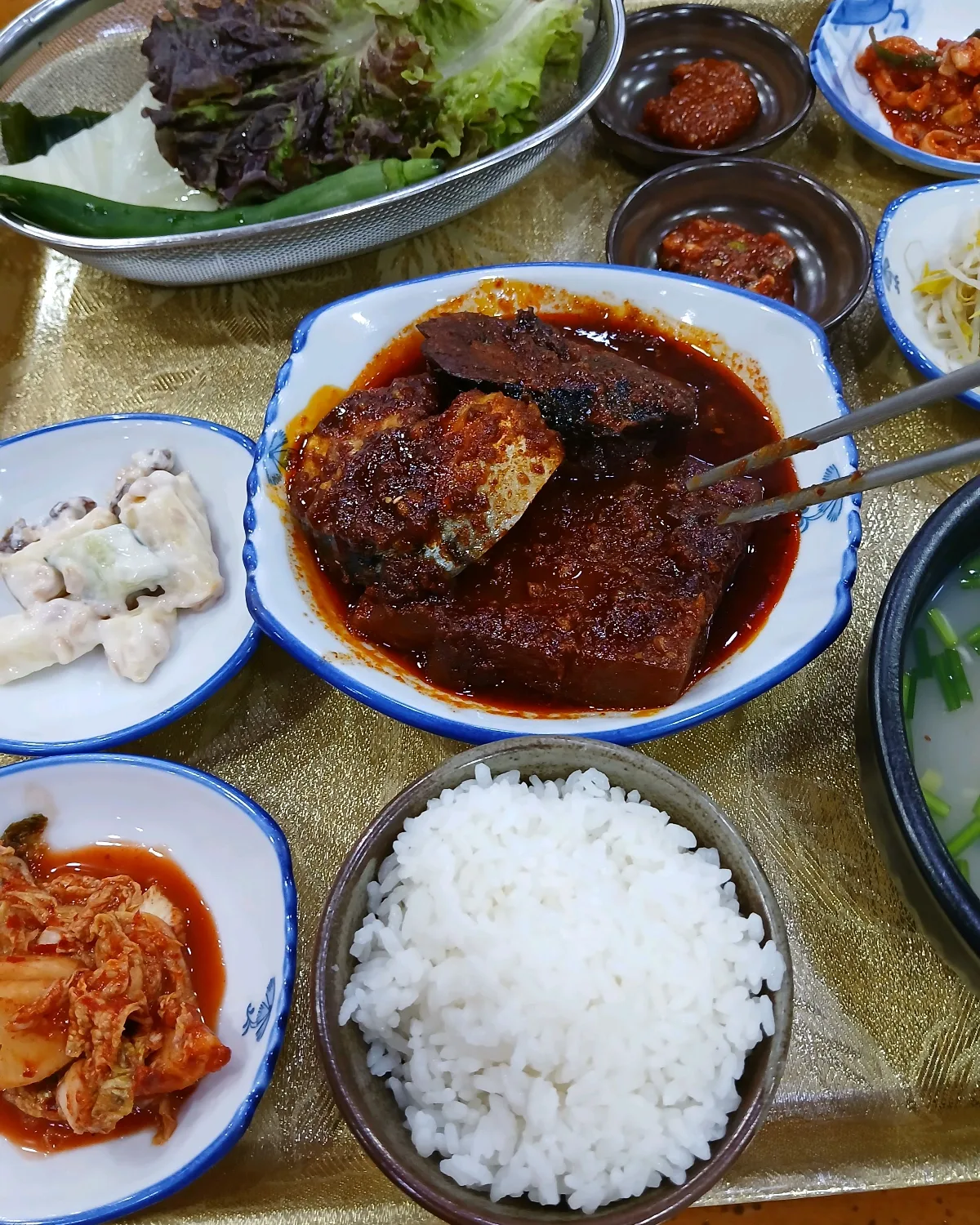 赤い煮汁のサバと大根、ご飯