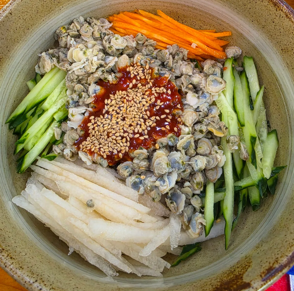 蟾津江シジミスープ — しじみと細切り野菜の盛り付け