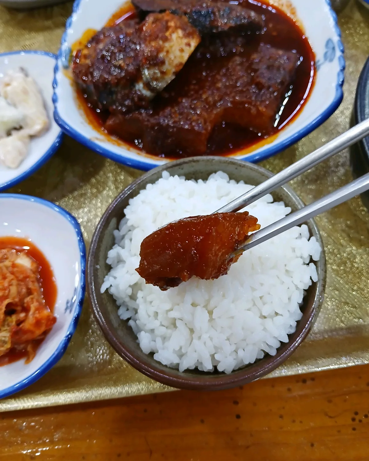 白いご飯の上に持ち上げた煮大根
