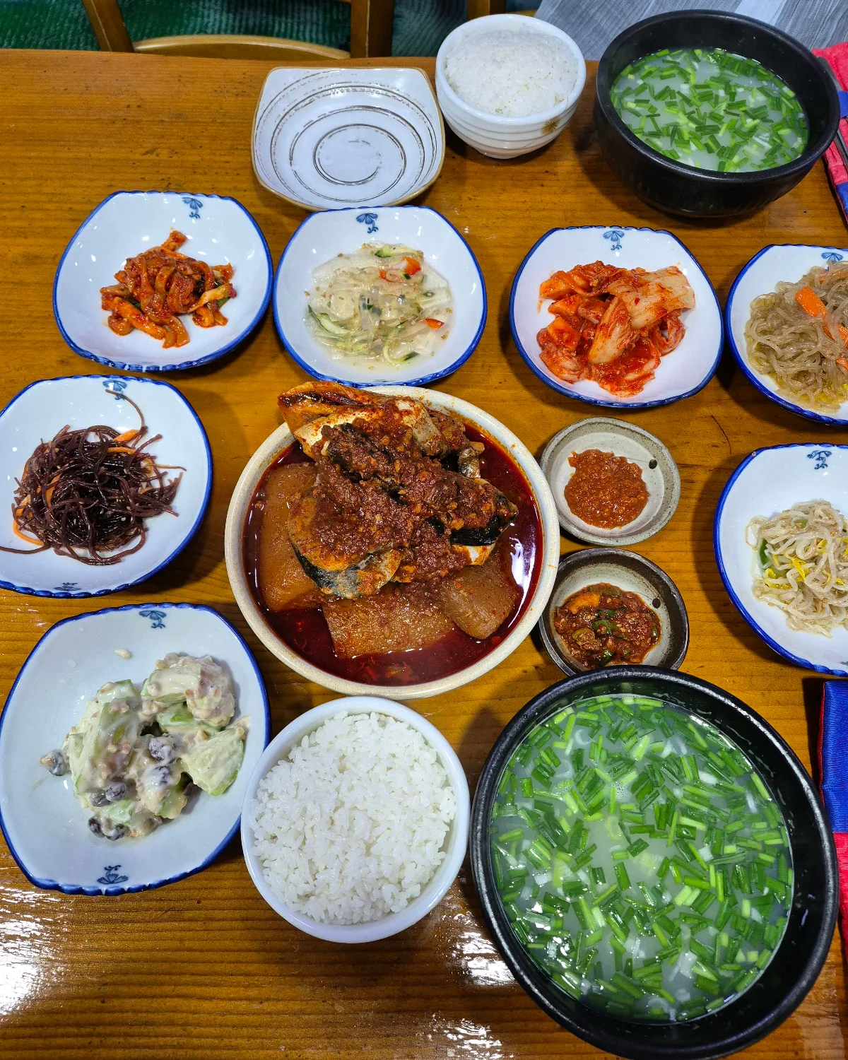 蟾津江シジミスープ — スープと煮付けを囲むおかず