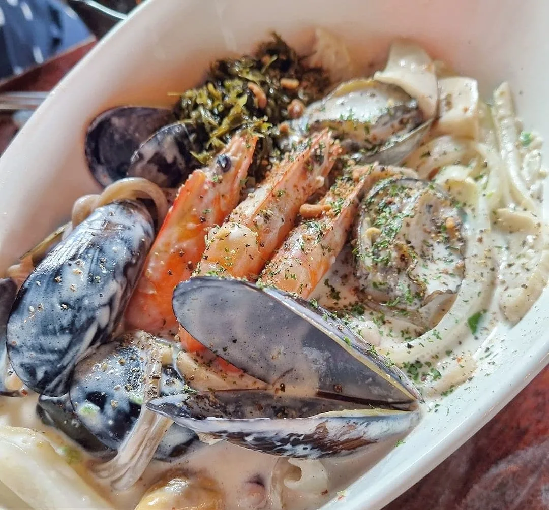 ソムソナイ 牛島本店 — エビと貝を盛ったクリームチャンポン