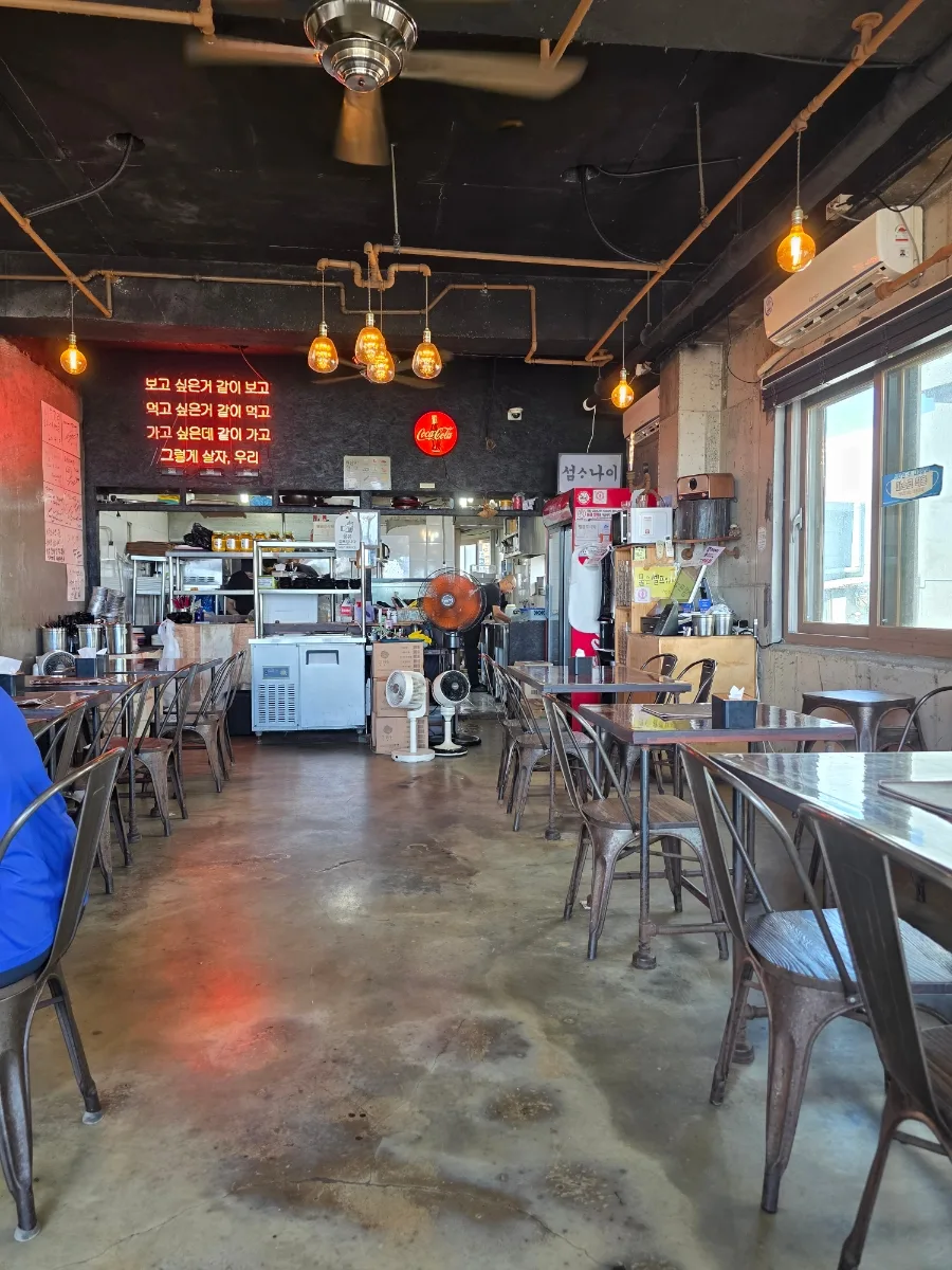 ソムソナイ 牛島本店 — 金属の椅子が並ぶ店内
