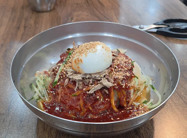 西面ミルミョン — 赤いたれと卵をのせたビビン麺