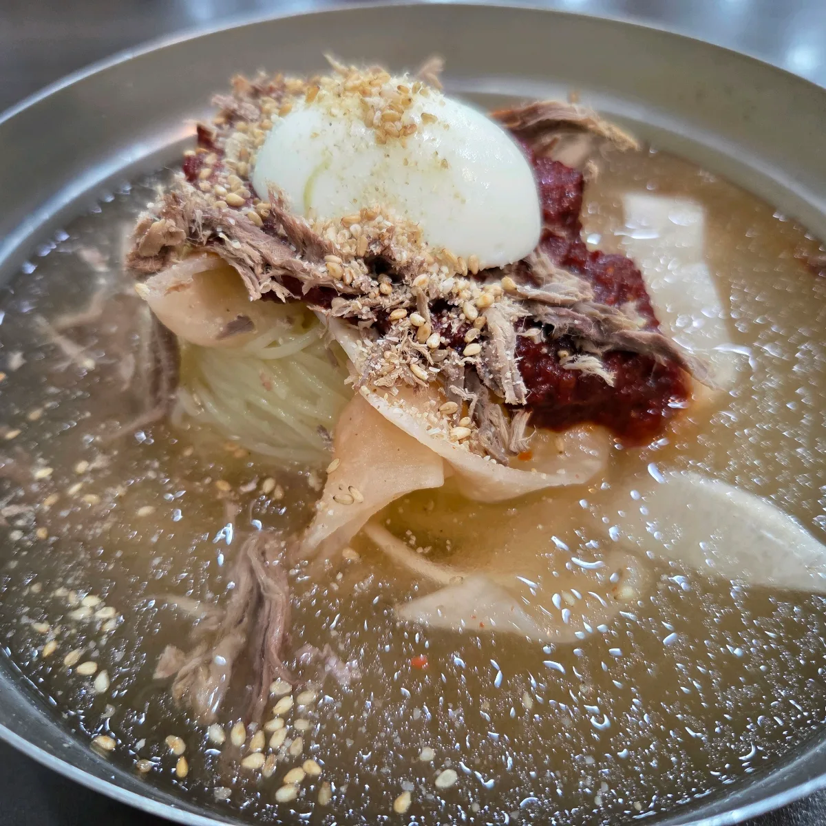氷入りスープの麺と肉、ゆで卵