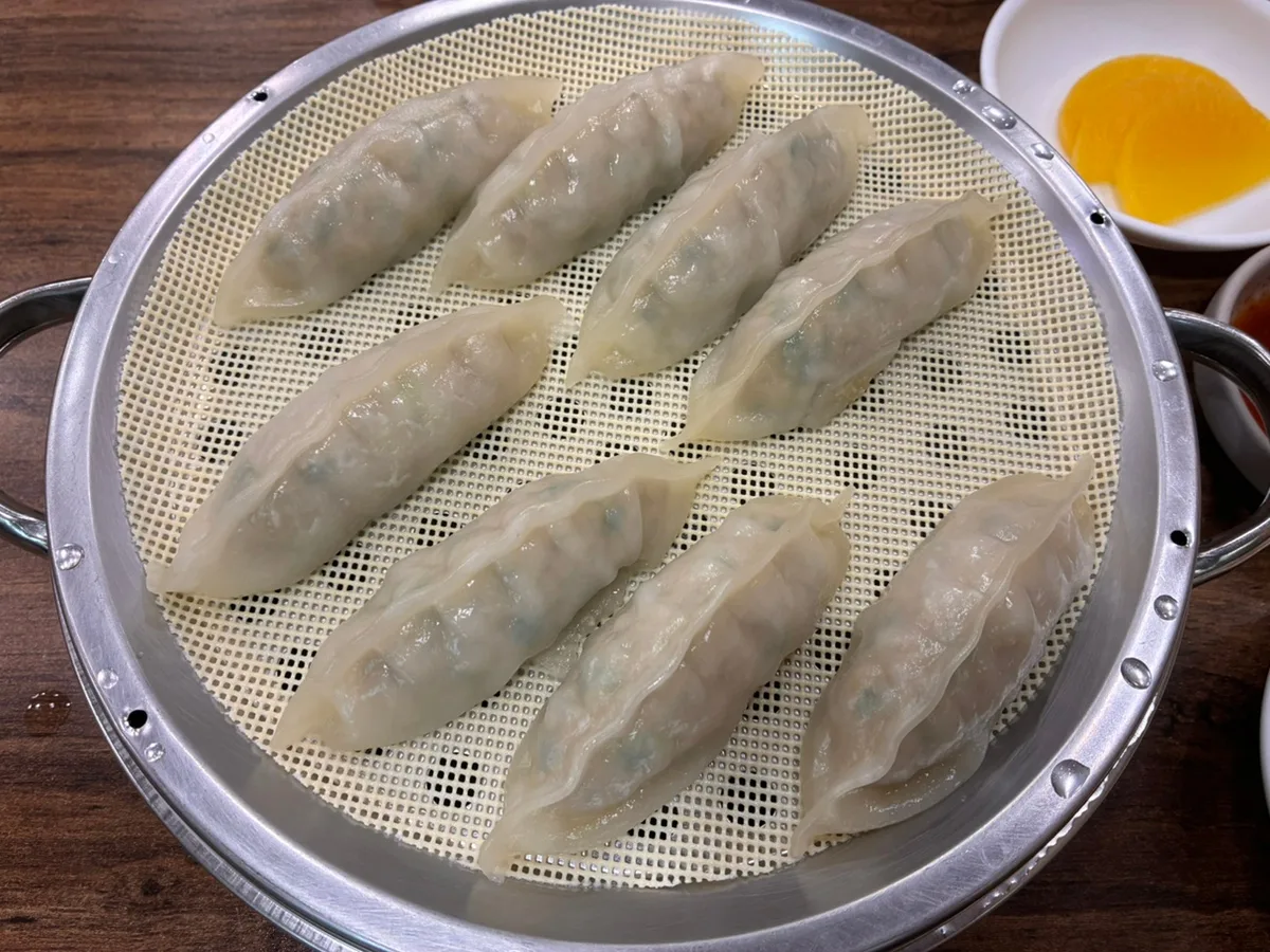 蒸し皿に並んだマンドゥ