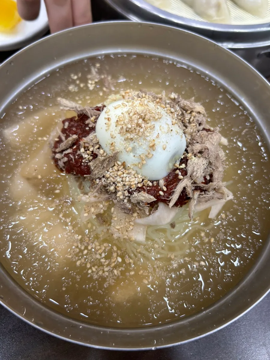 西面ミルミョン — 氷入りスープに卵をのせた麺