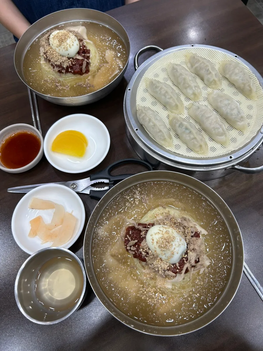 西面ミルミョン — 冷たい麺二杯と蒸し餃子