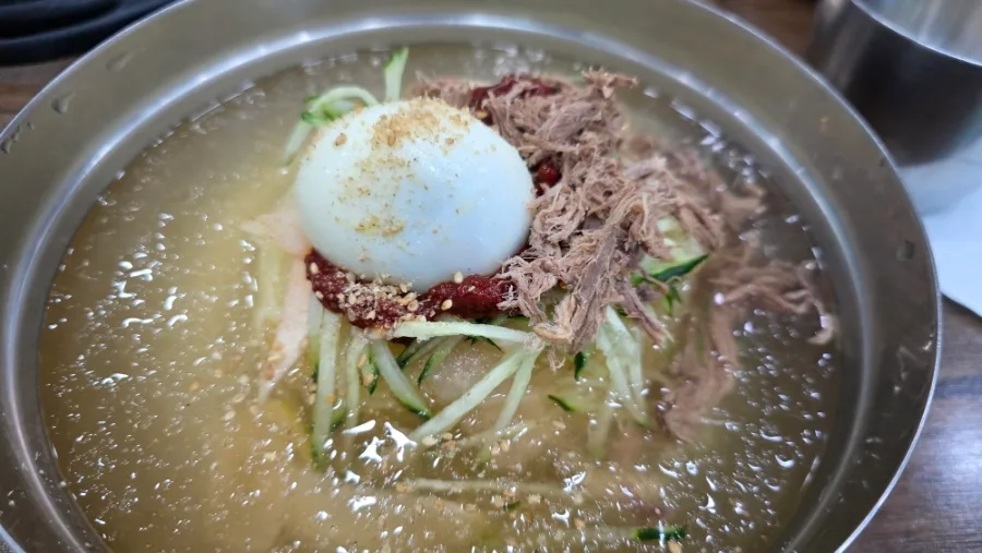 氷の浮かぶ麺にきゅうりと卵