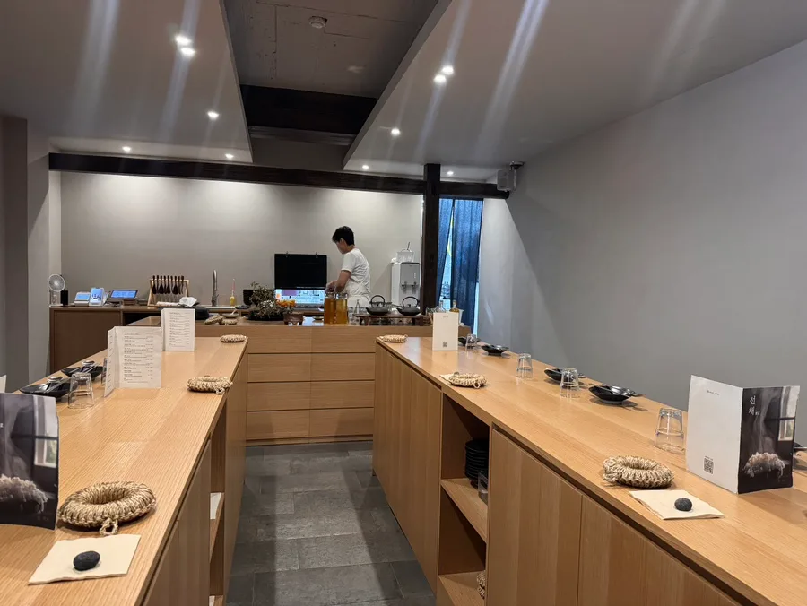 ソンチェ 安国店 — 木のカウンター席と厨房