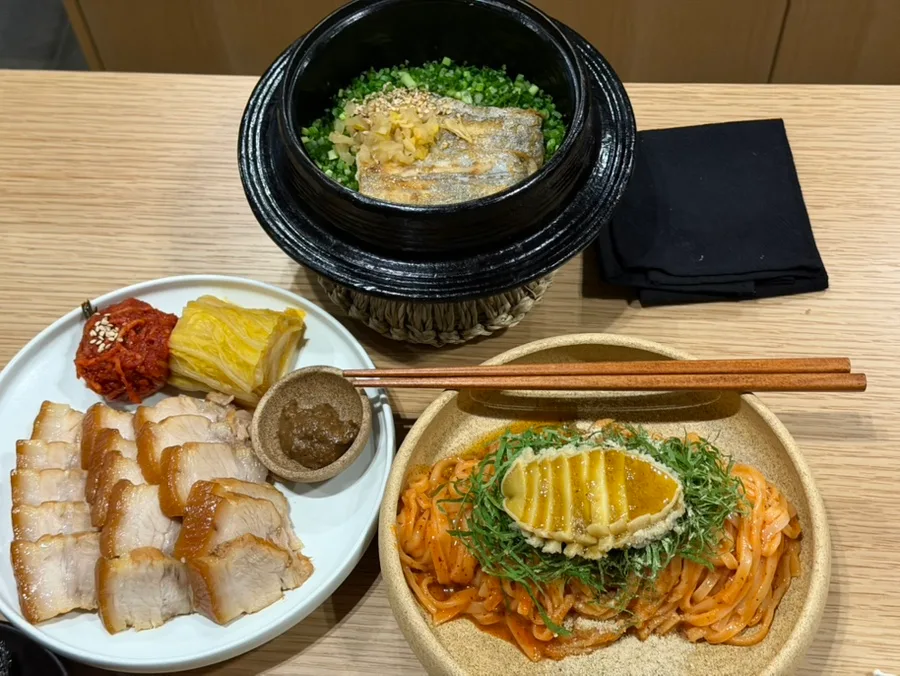 ソンチェ 安国店 — 釜飯と麺、茹で豚の食卓