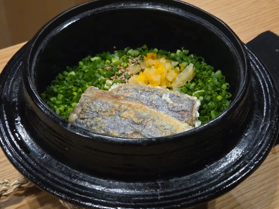 ソンチェ 安国店 — 焼き魚と青ねぎの釜飯