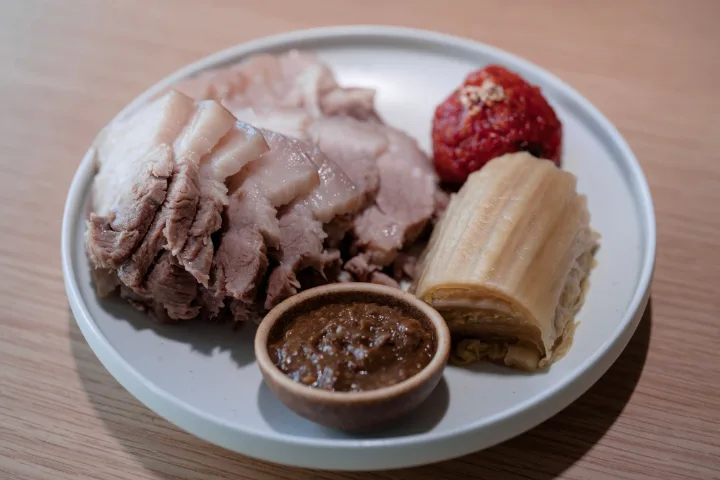 茹で豚、ニシンの卵入り大根キムチ、シグムジャン