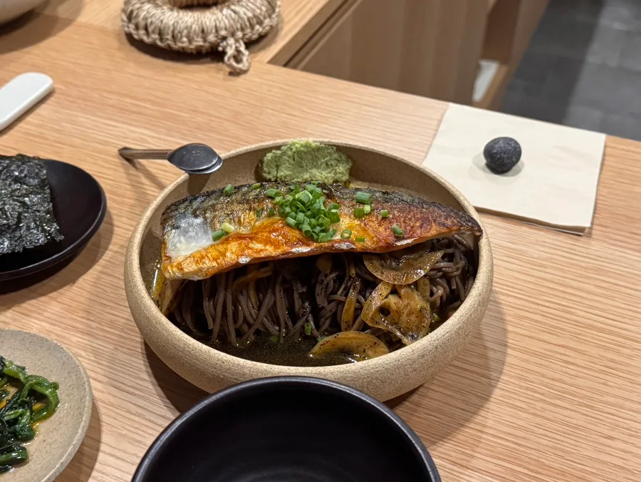 ソンチェ 安国店 — サバをのせた海苔のそば