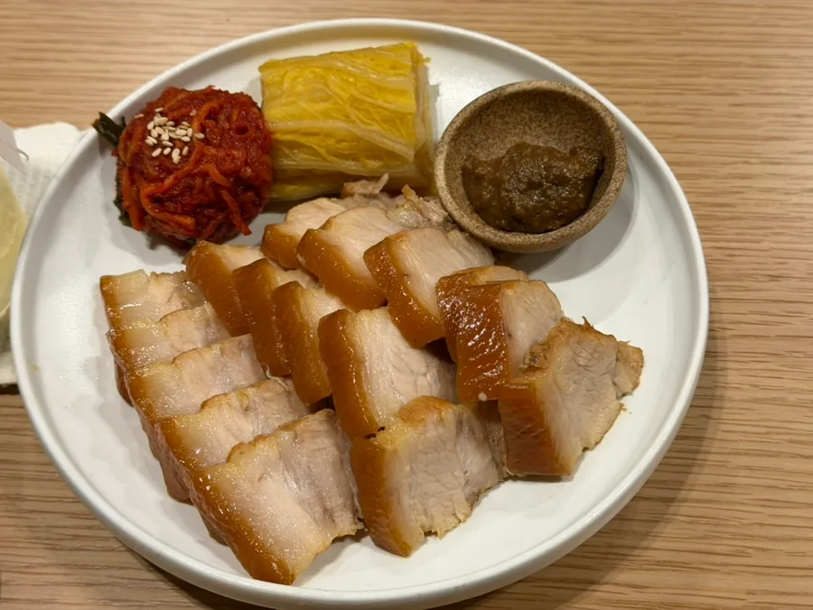 茹で豚とニシンの卵入り大根キムチ、シグムジャン