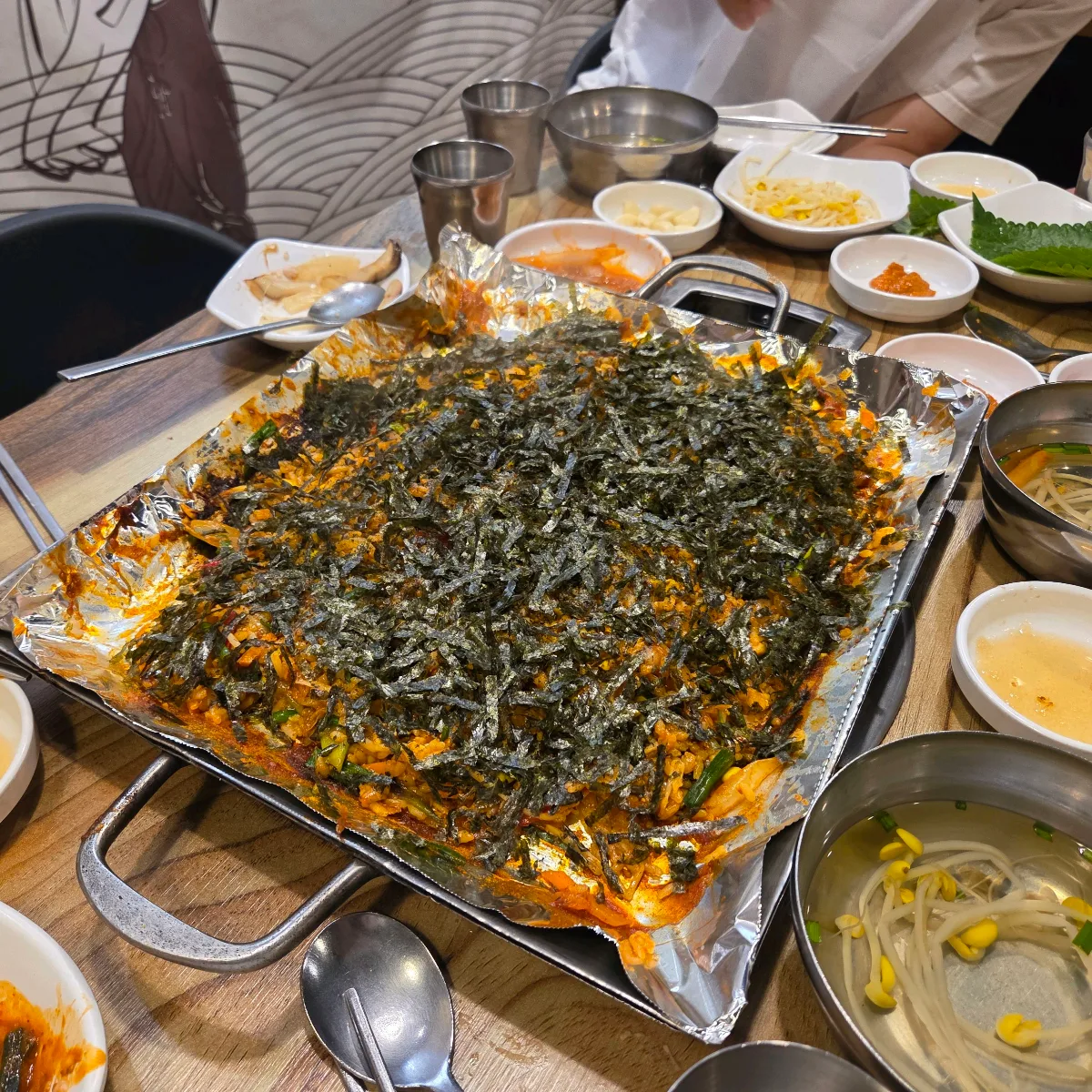 刻みのりをたっぷりのせた炒めご飯