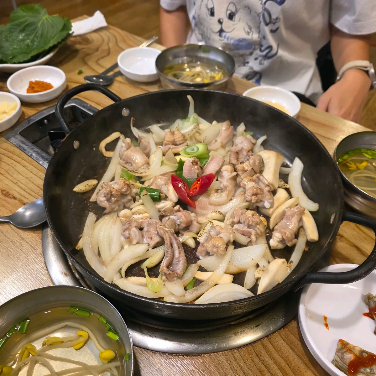 ソンイルチプ — コムジャンオと野菜、スープの食卓