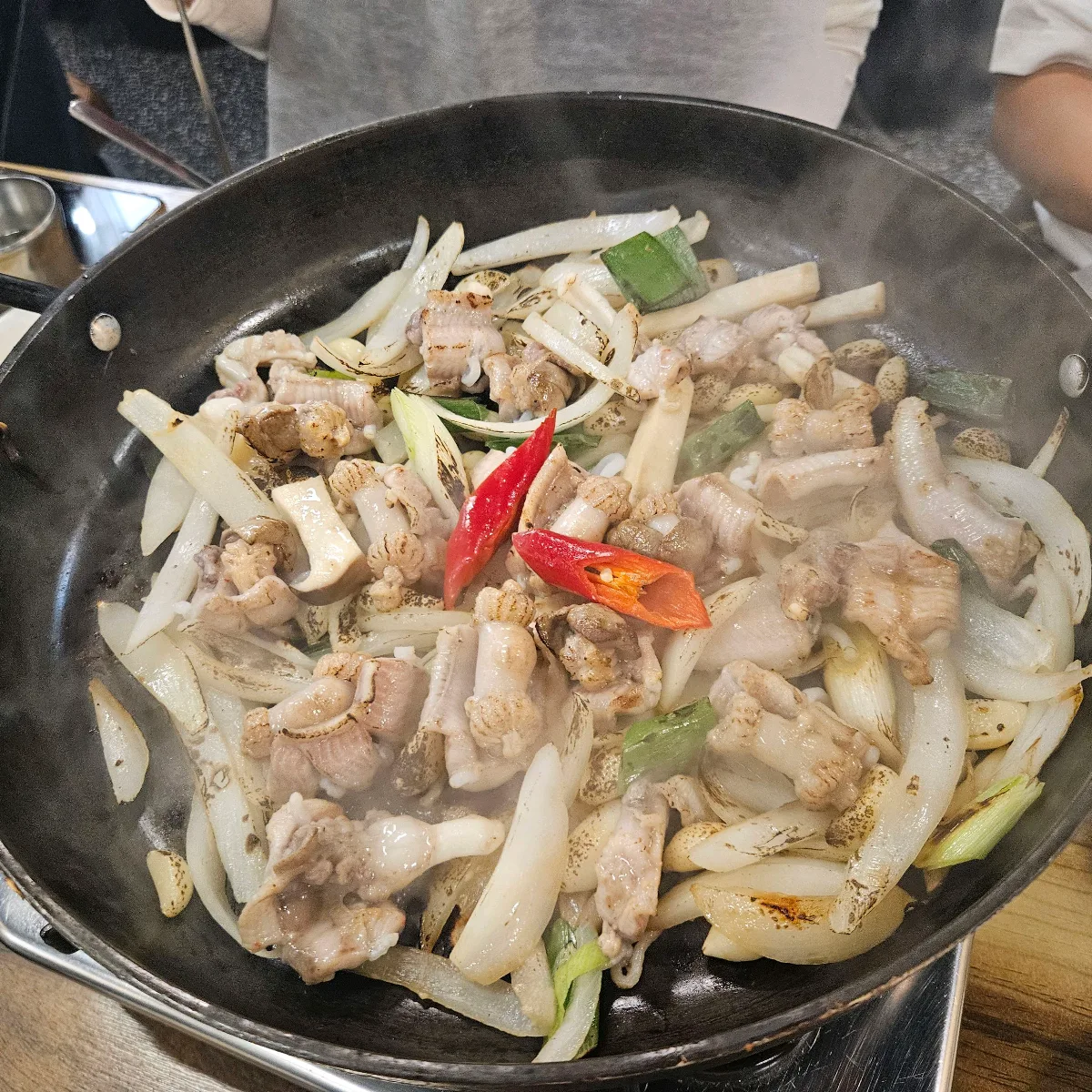 鉄鍋で焼くコムジャンオと玉ねぎ