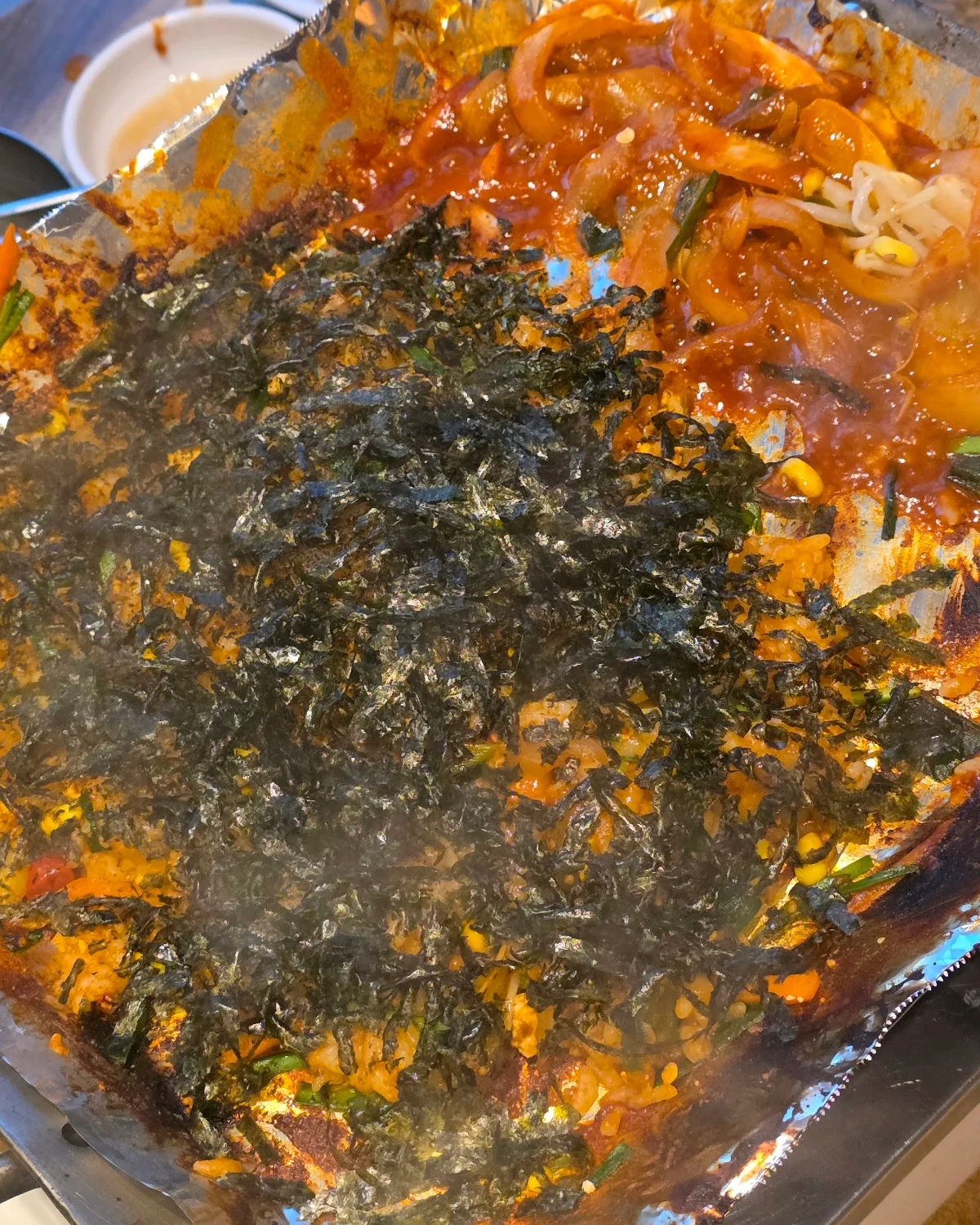 刻み海苔をのせた炒めご飯