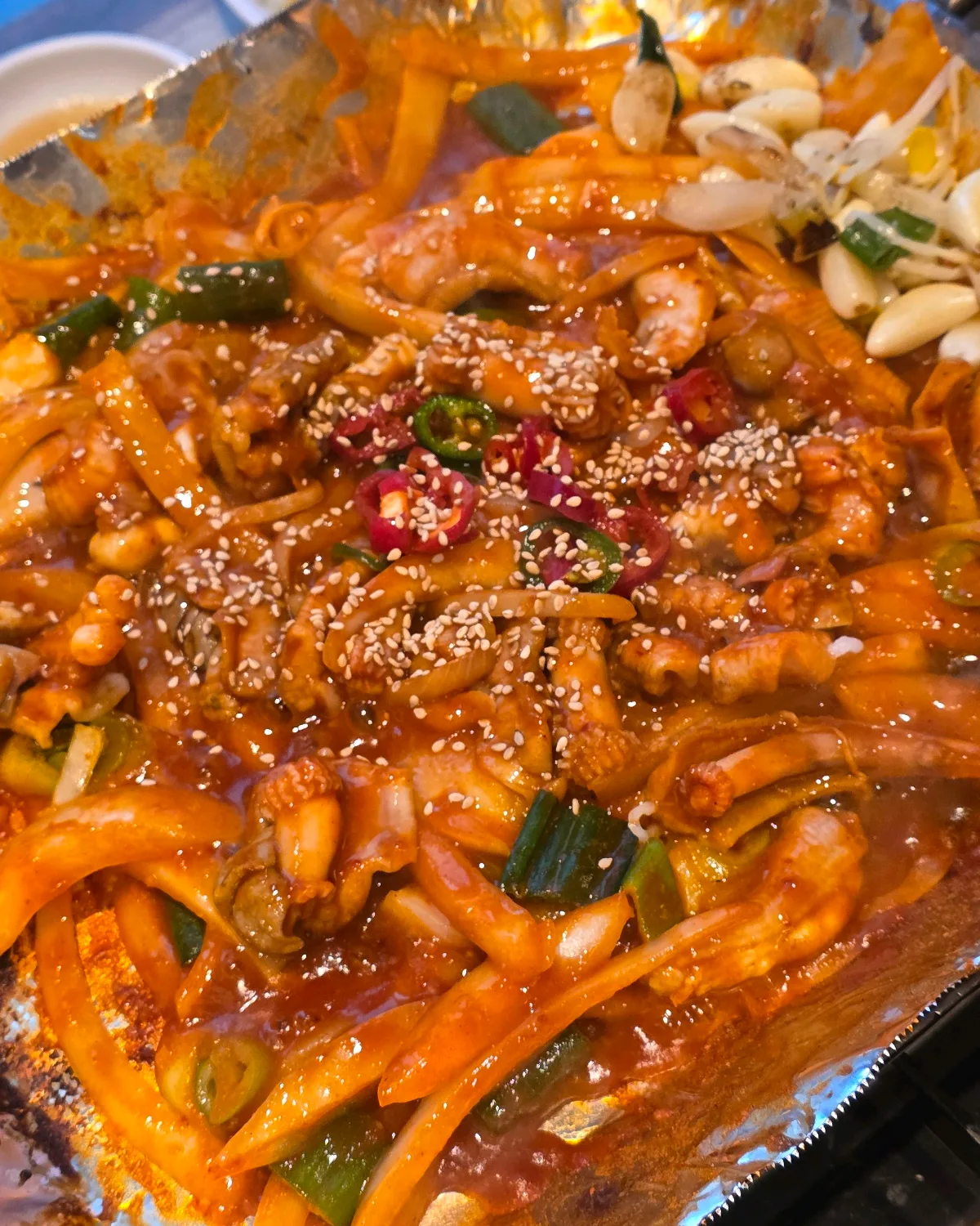 ごまと唐辛子をのせたヤンニョム焼き
