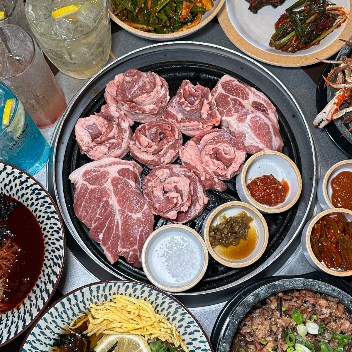 ソプン・テジエ・ミチン・サラムドゥル — 豚肉と小皿料理が並ぶ食卓