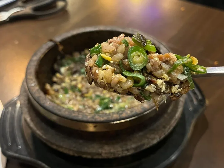 ソプン・テジエ・ミチン・サラムドゥル — 石鍋からすくった炒めご飯