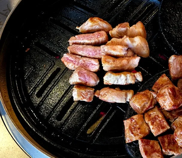 焼き網に並ぶ豚肉