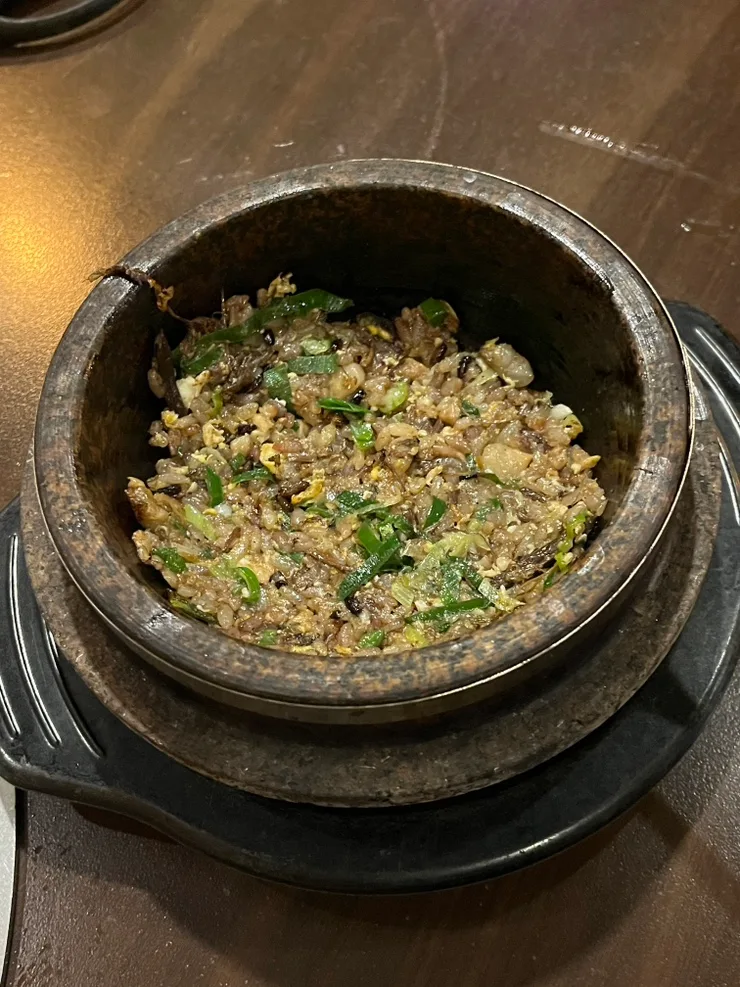 石鍋に盛られた炒めご飯