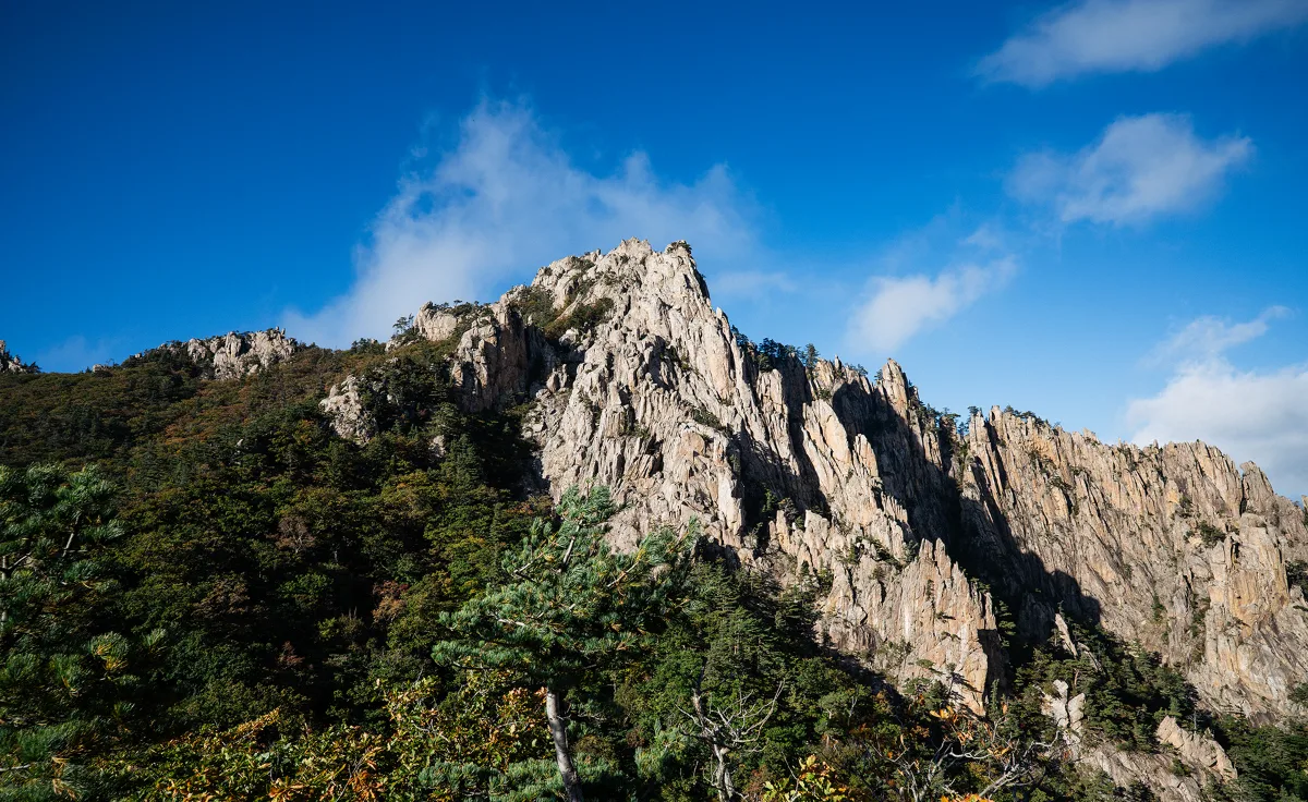 雪岳山 — 青空の下にそびえる岩峰